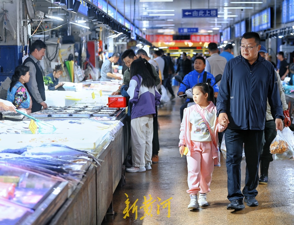 国庆中秋双节临近，济南海鲜市场一片繁忙