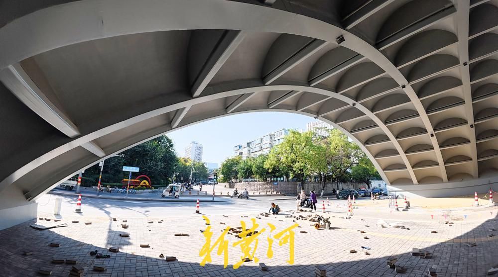 济南纬二路跨铁路天桥改造 桥拱顶部显露全貌道路恢复通行