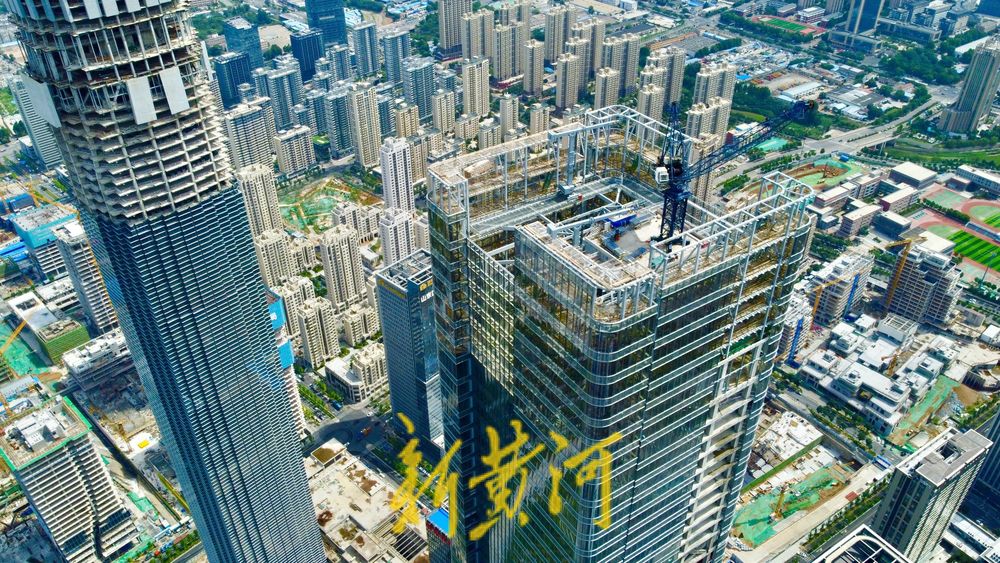 济南CBD超高层“河”玻璃幕墙冲顶