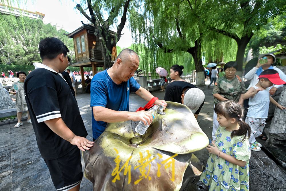 泉城高温持续 护城河畔泉水直饮点市民游客络绎不绝