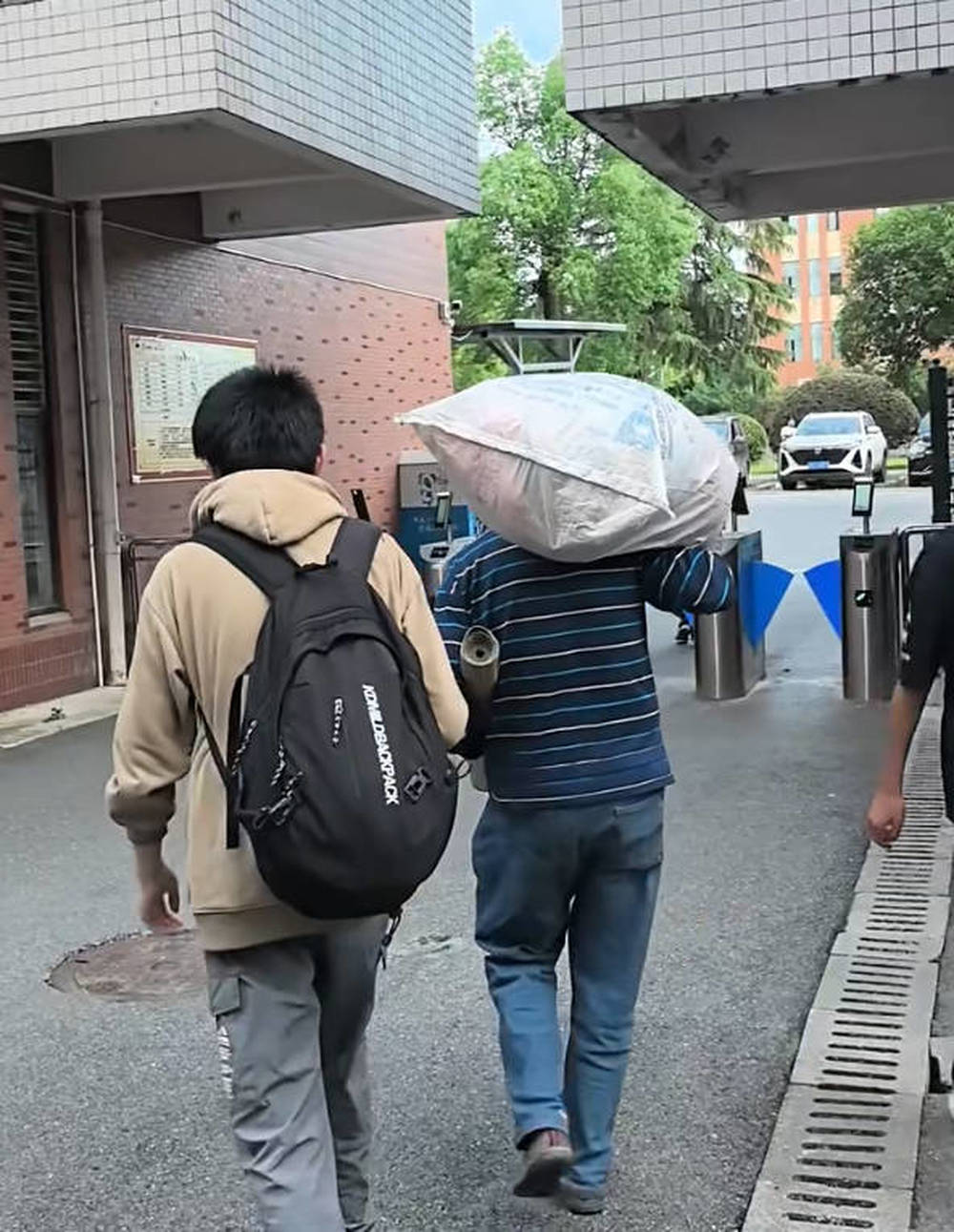 父亲扛着行李接儿子回家.jpg 父亲扛着行李接儿子回家.jpg
