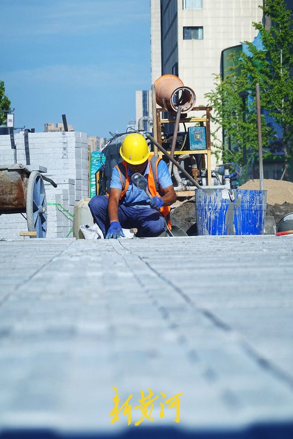 济南泉城路人行道分段改造，新石板路开始铺设