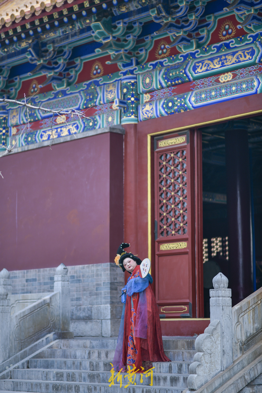 济南明府城汉服文化走红 游客穿越古今打卡泉水文庙