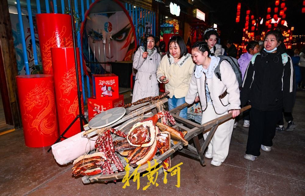 新春灯会国潮市集引游人，沉浸体验传统年味