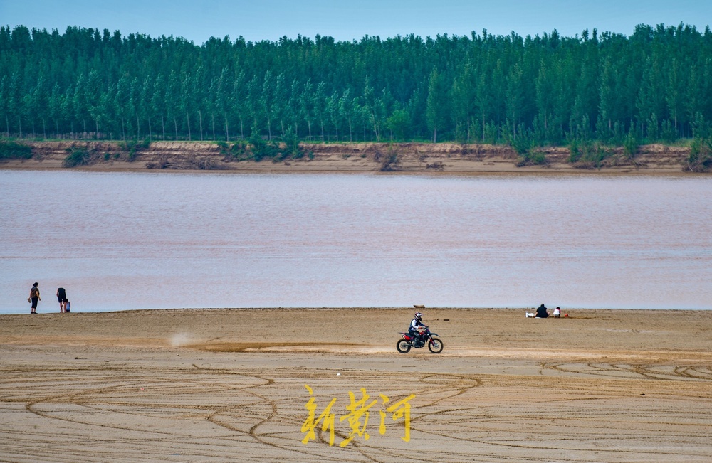 黄河济南段人造洪峰逐渐“退潮”，河滩露脸成纳凉好去处 