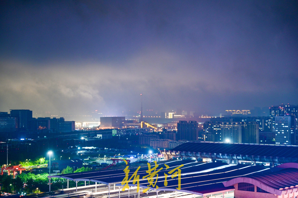 雨后夜晚乌云散白云至，延时摄影看云卷云舒
