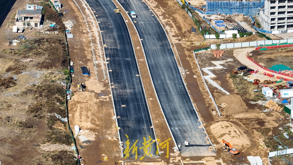 济南铁路框架桥上首次安装透明遮雨棚