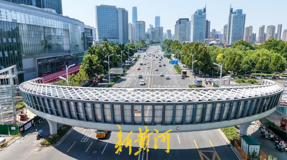 “新月”空中飞架，济南工业南路新增过街天桥初具规模