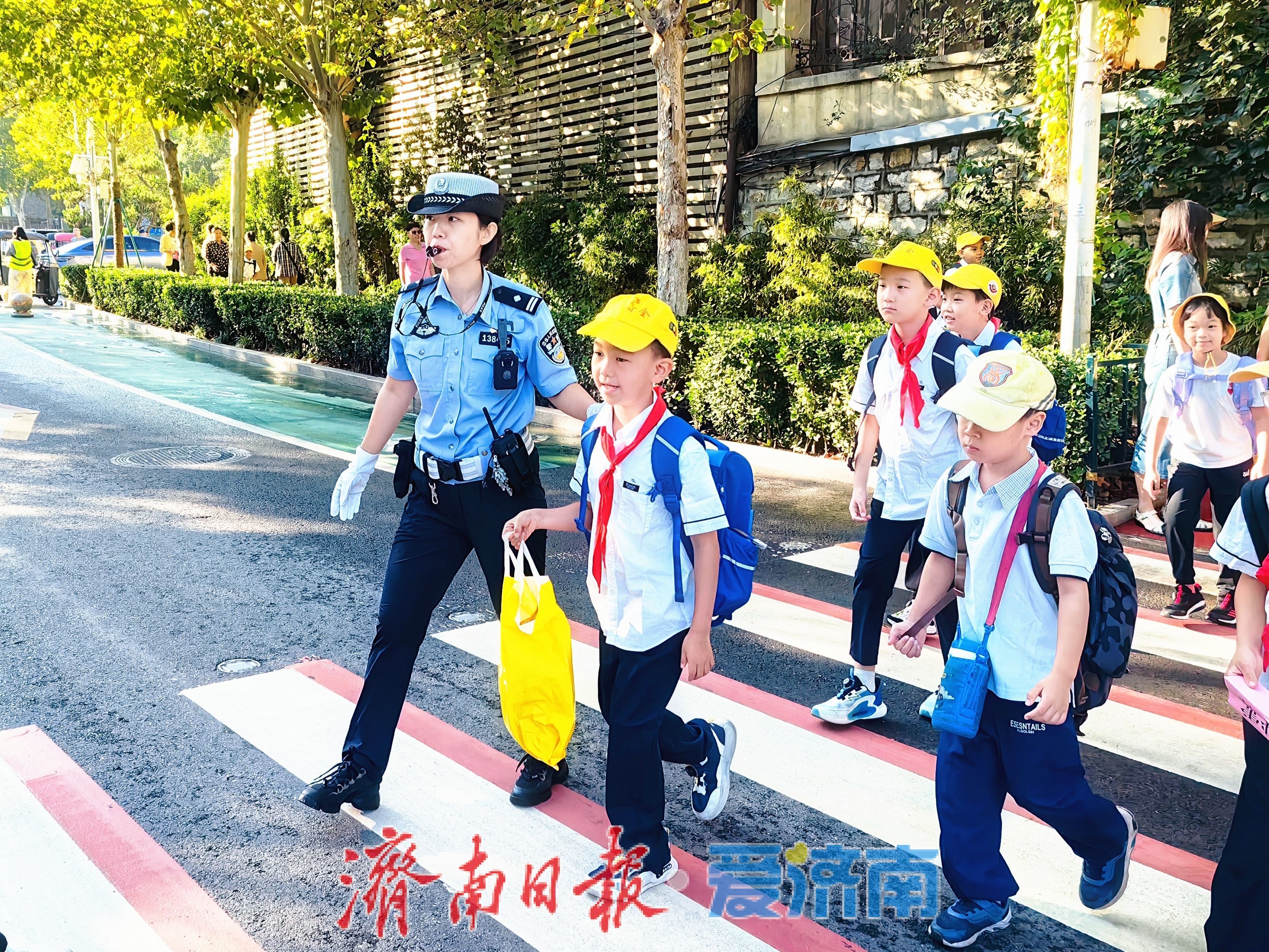 金秋九月开学季 泉城护学暖意浓