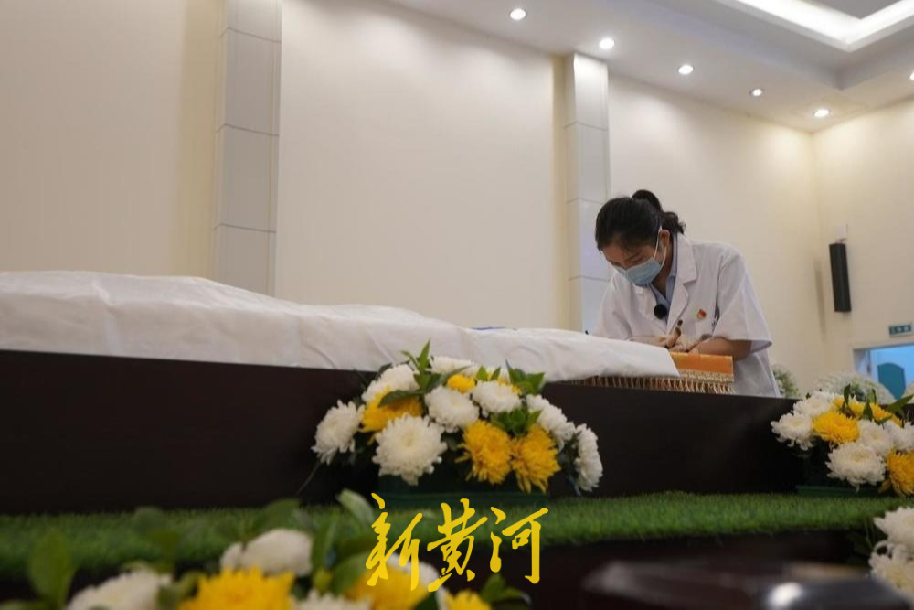  “90后”入殓师和她的1.6万次人间送别 殡葬行业正被更多人认可，也有更多年轻人加入进来