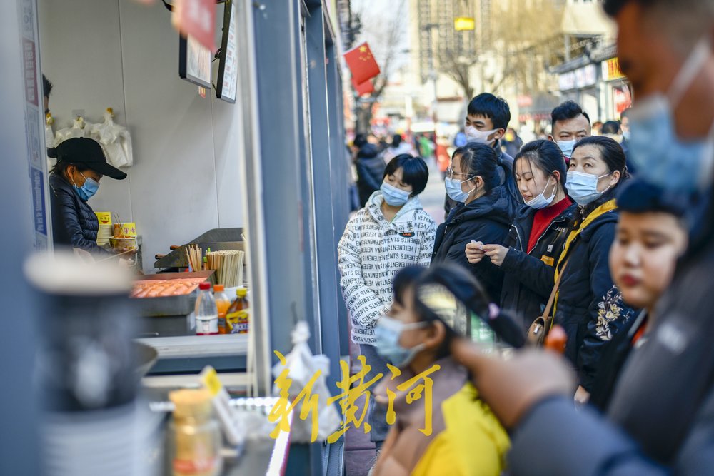 【我们的节日·春节】新春期间，济南一夜市变“庙会”，美食街开启“爆肚”模式