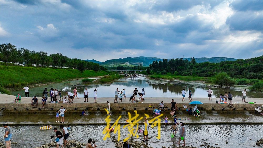 高温持续 山泉戏水感受自然凉