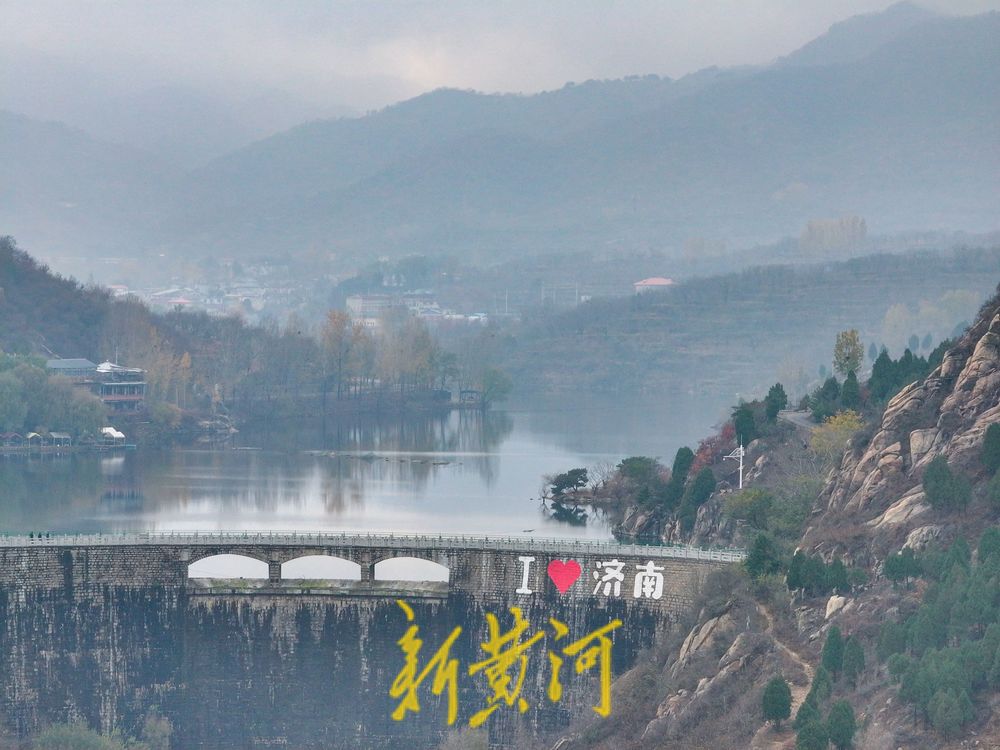 一年四季 泉在济南丨飞瀑灵动，红叶似火！济南黄巢瀑布奏响冬日交响曲