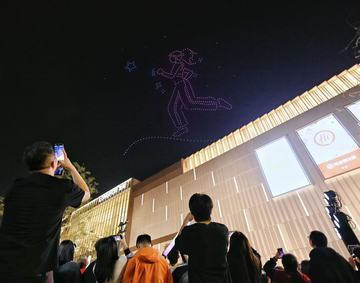 仰望星空也能拉动消费，济南常态化无人机秀让夜经济“起飞”