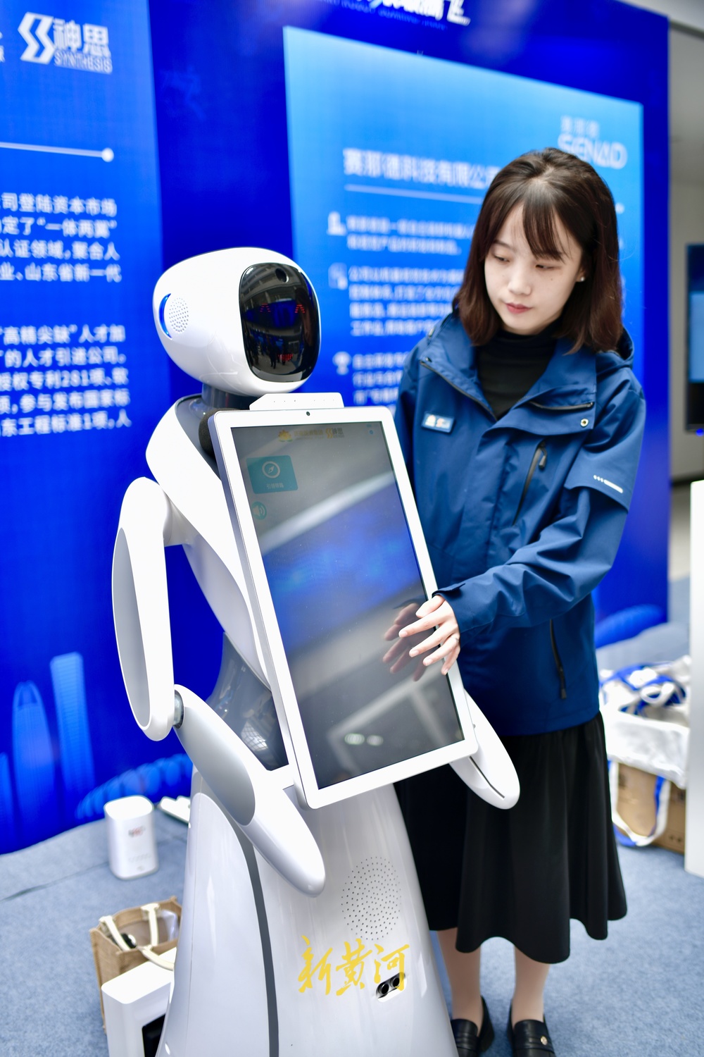 多种机器人在济同台秀才艺 