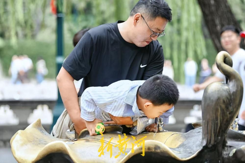 泉甘引客来  中秋假期济南护城河畔游人扎堆取水品清泉