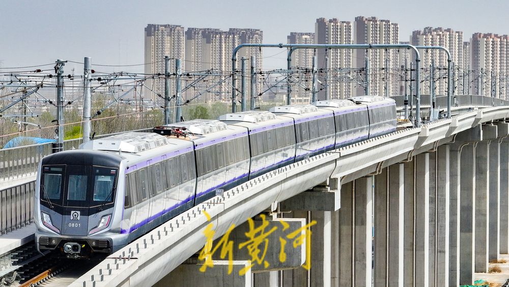 轨道交通8号线首列车“上线”