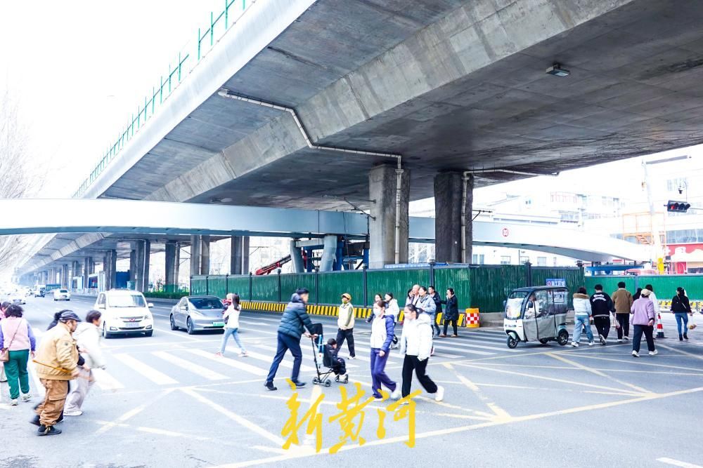 济南二环东路新建过街天桥主体吊装到位