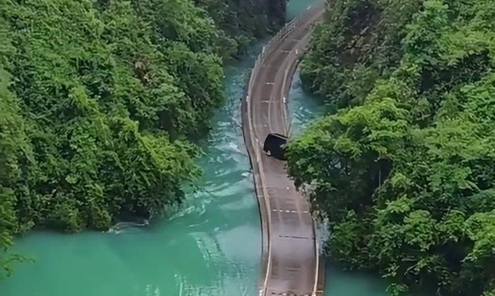 网红浮桥坠车事件5人遇难 景区曾放话：德国技术能过坦克