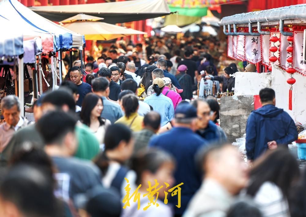 假期余额不足，济南英雄山文化市场热闹依旧