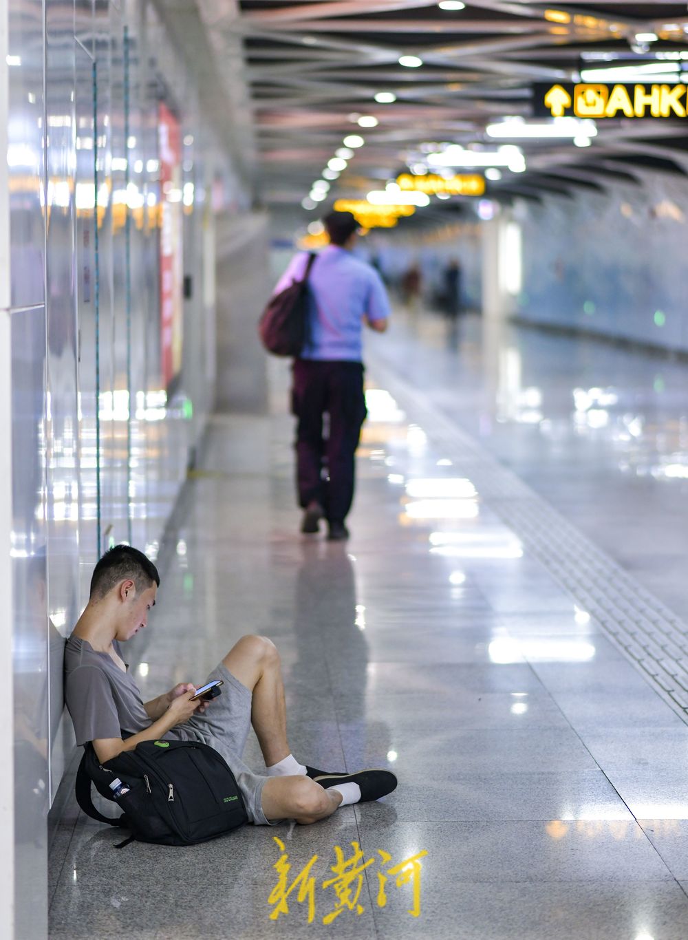 35℃+高温持续，济南市民地铁站内避暑纳凉