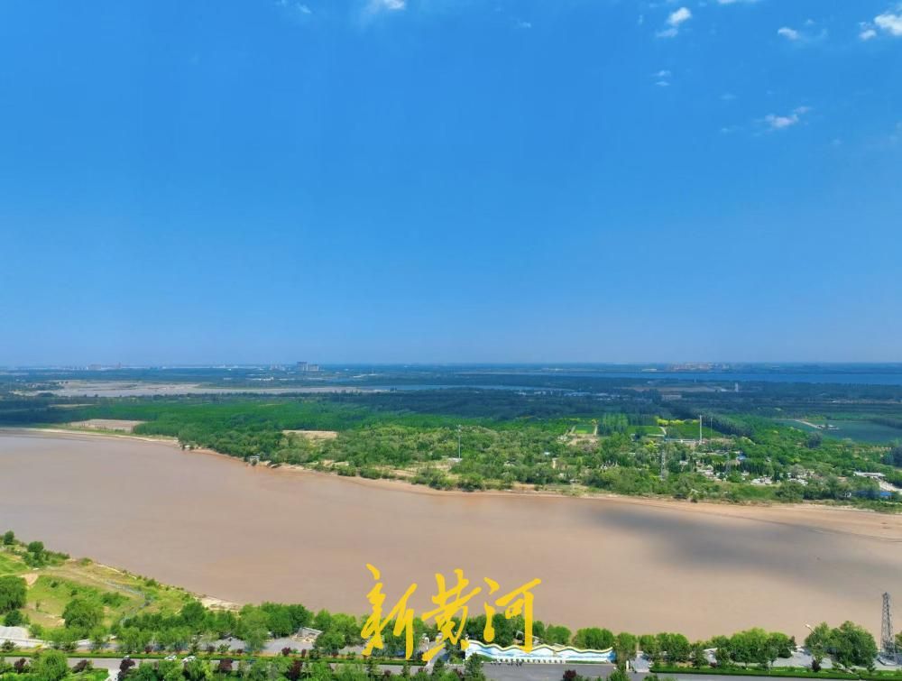 大风吹来泉城蓝，济南黄河之畔水天一色美如画