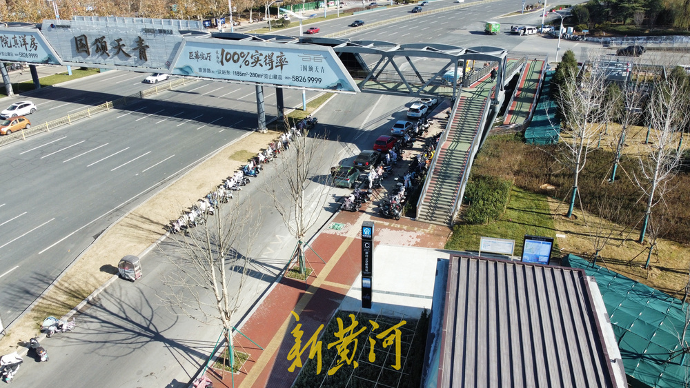 济南地铁4号线邢村立交桥西站出入口亮相 紧邻公交站和过街天桥