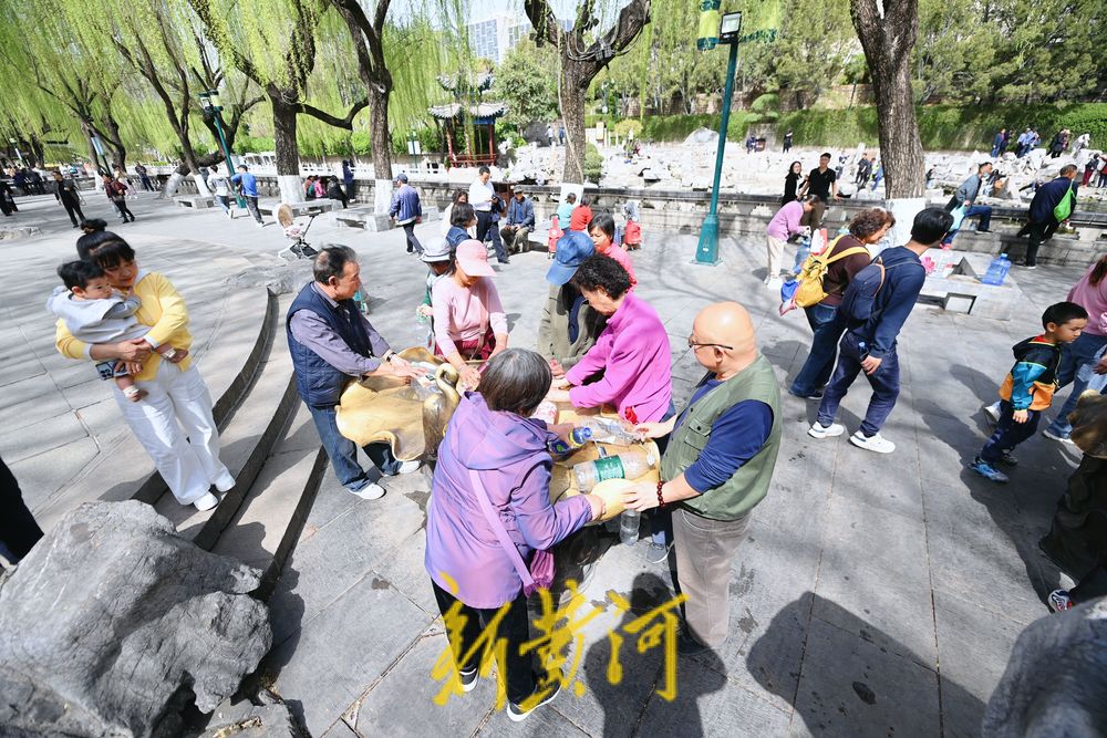 赏春新体验 护城河畔泉水直饮点市民游客络绎不绝
