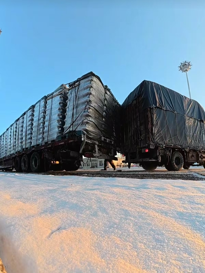 “谢啥谢呀,我是山东人”,高速路上货车货物倾倒,山东司机挺身相助获网友点赞