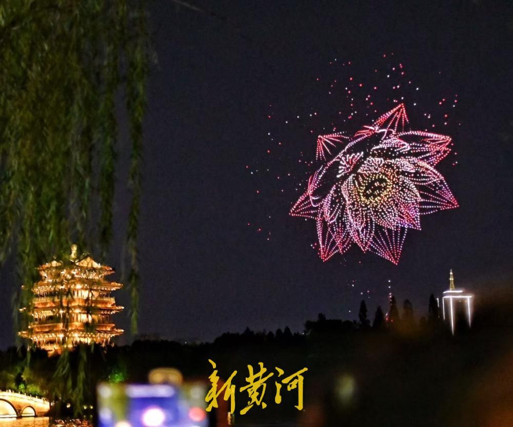 夜空限定浪漫，泉水节无人机光影画卷闪耀大明湖