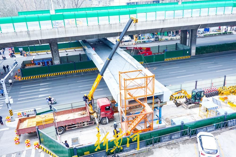 济南二环东路新建过街天桥主体吊装到位