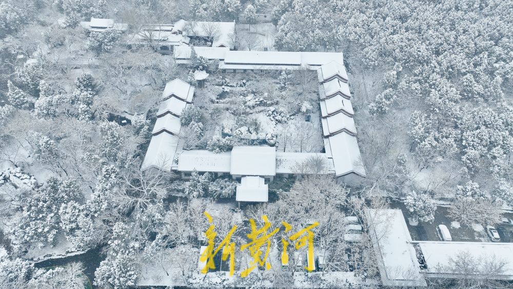 雪后千佛山宛如水墨长卷 