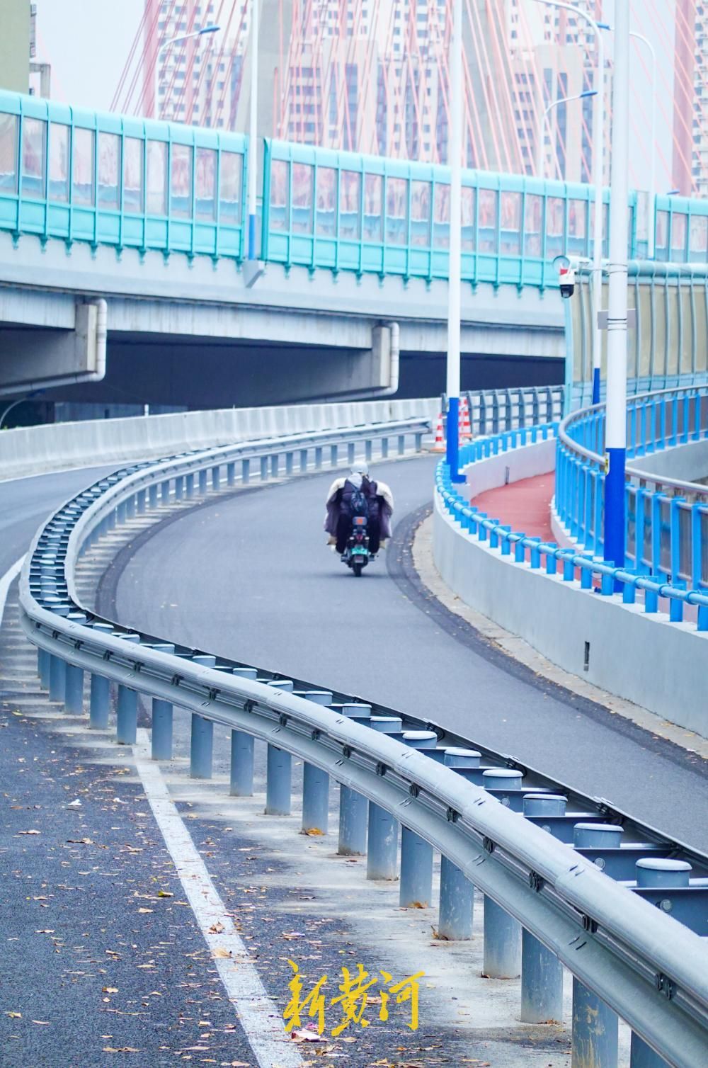 济南纬六路高架护栏上新，全面提升安全防护