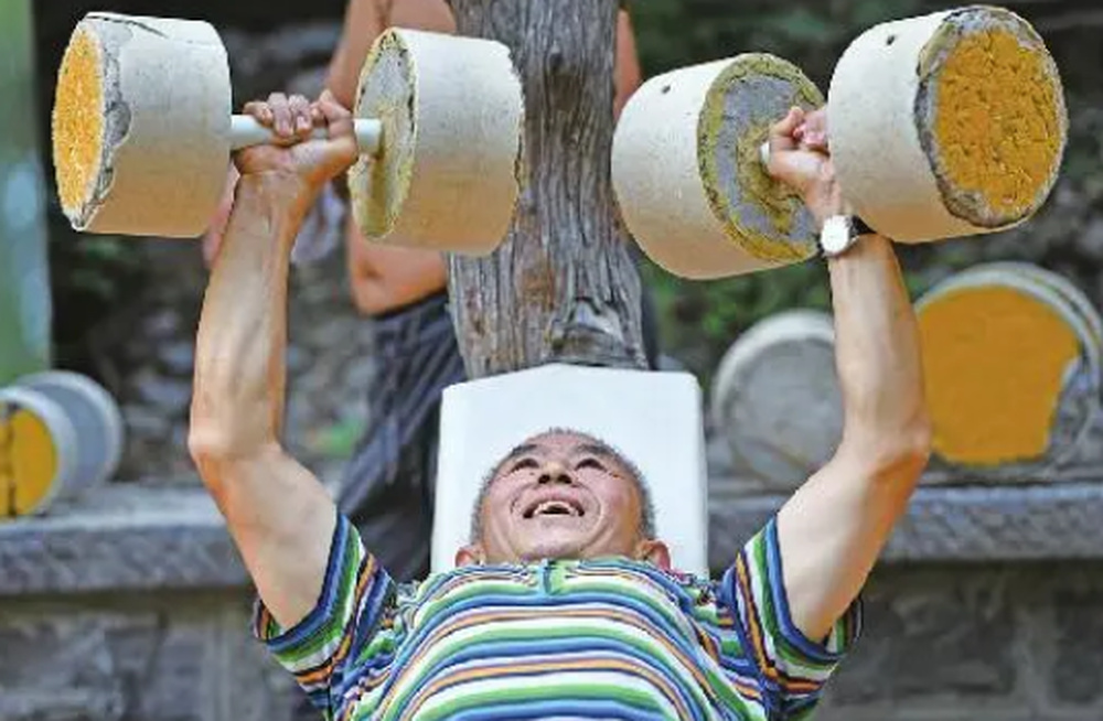 济南两大爷“花式”下楼梯如同猛虎下山，网友感叹：果然，大爷还是你大爷！