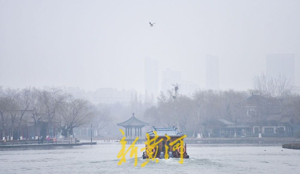 泉城雾色如画，大明湖化身水墨丹青