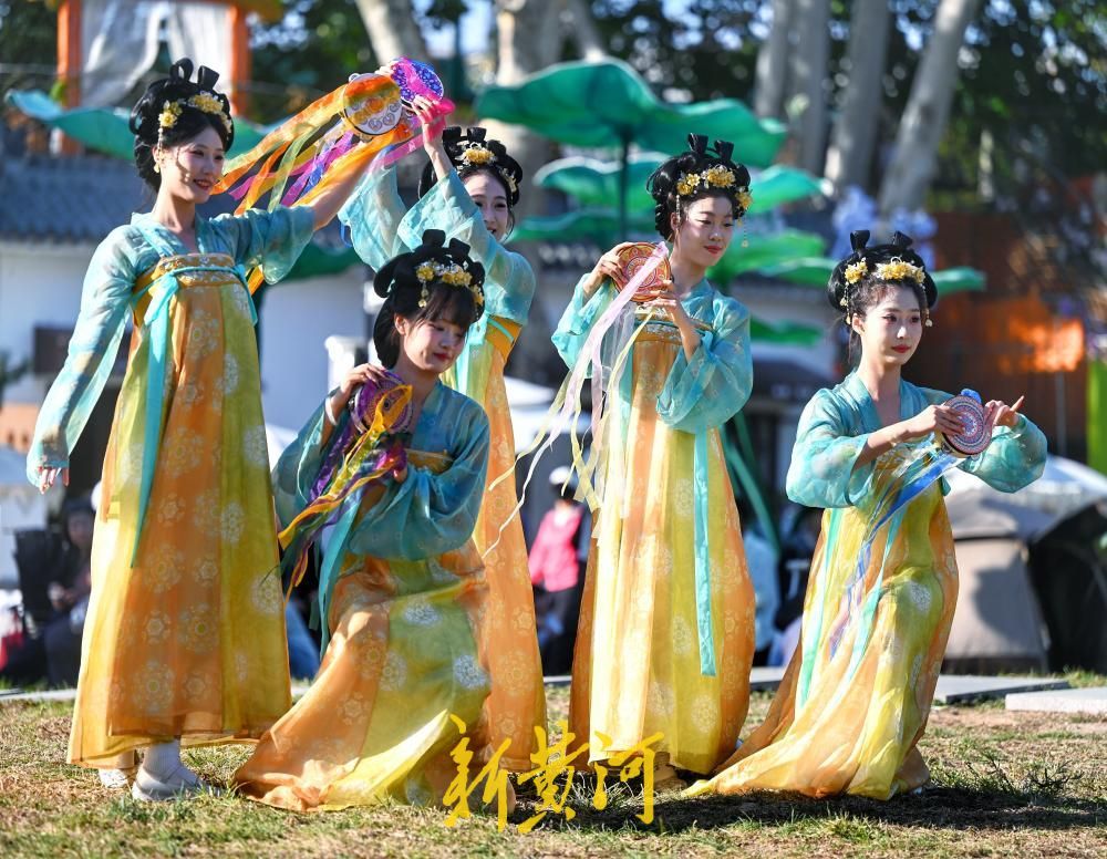 大明湖畔“灯笼舞韵”醉游人