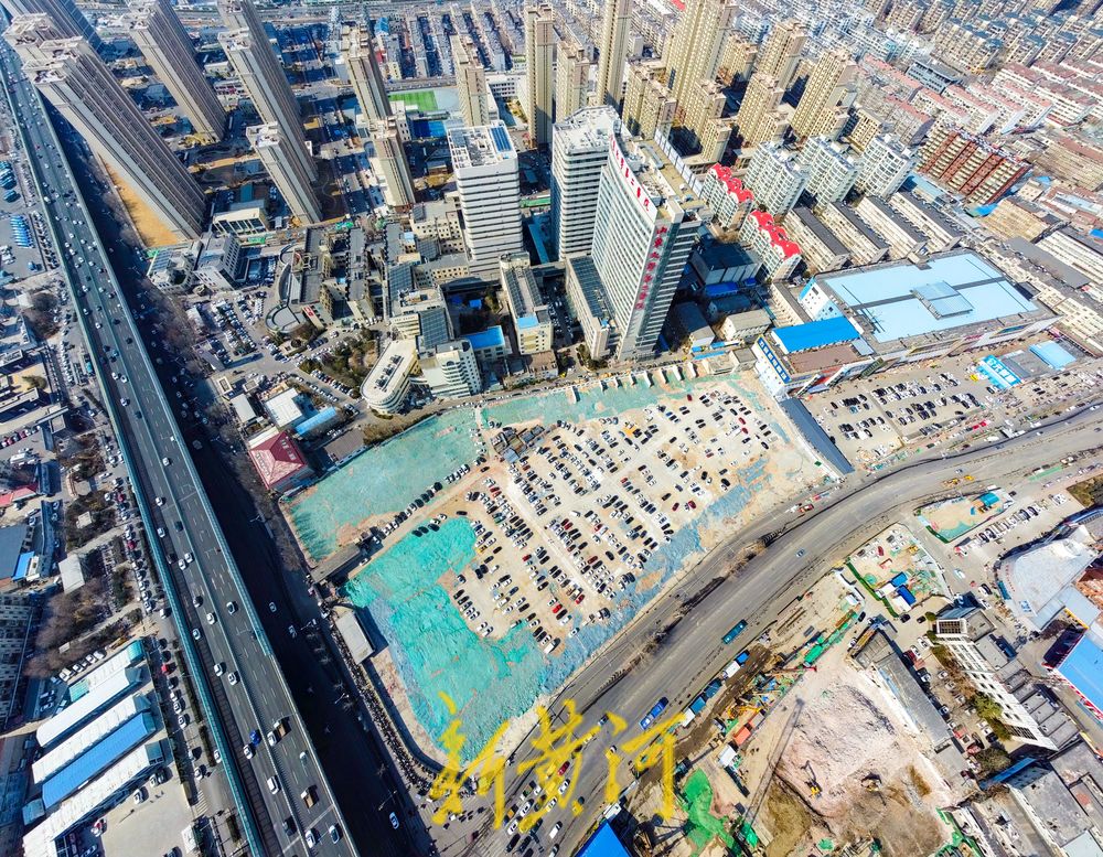 山东大学第二医院附近一拆迁待建地块改临时停车场，方便市民就医