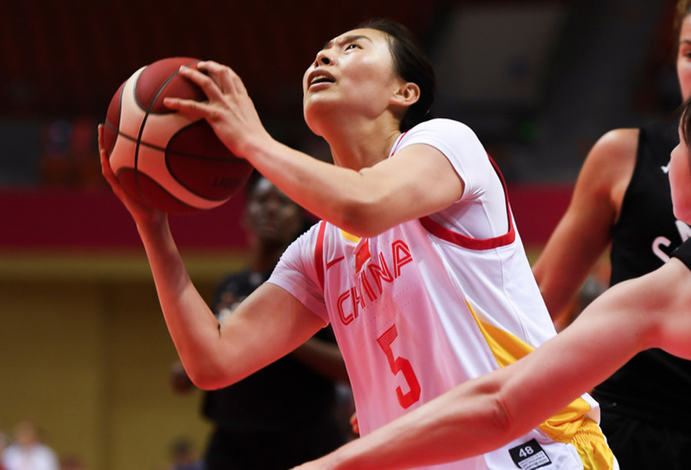 中国女篮挺进八强，山东姑娘王思雨浴血奋战砍下20分
