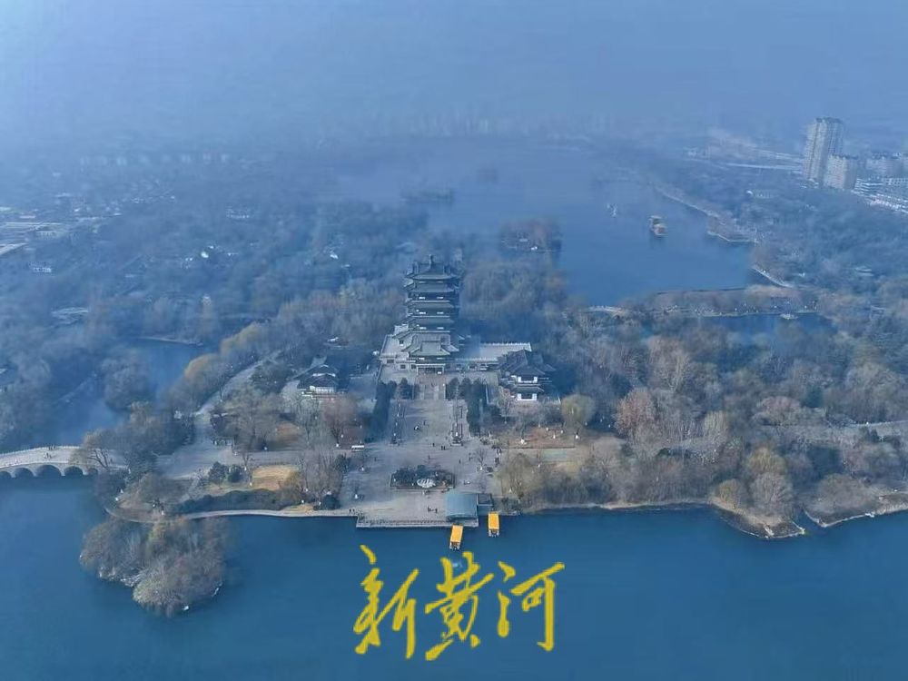 济南迎来今年首次空气污染过程 午后云开雾散大明湖显真容