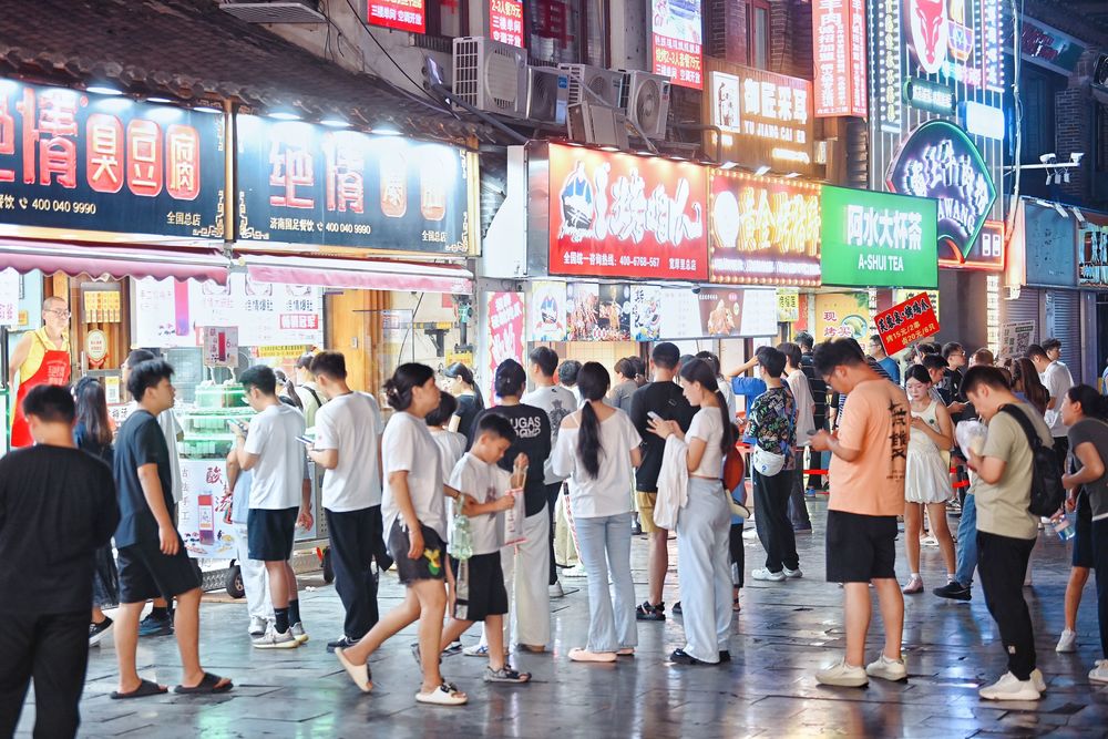 夜市点燃烟火经济！济南各大夜市客流爆棚，有摊主一晚卖两千根淀粉肠