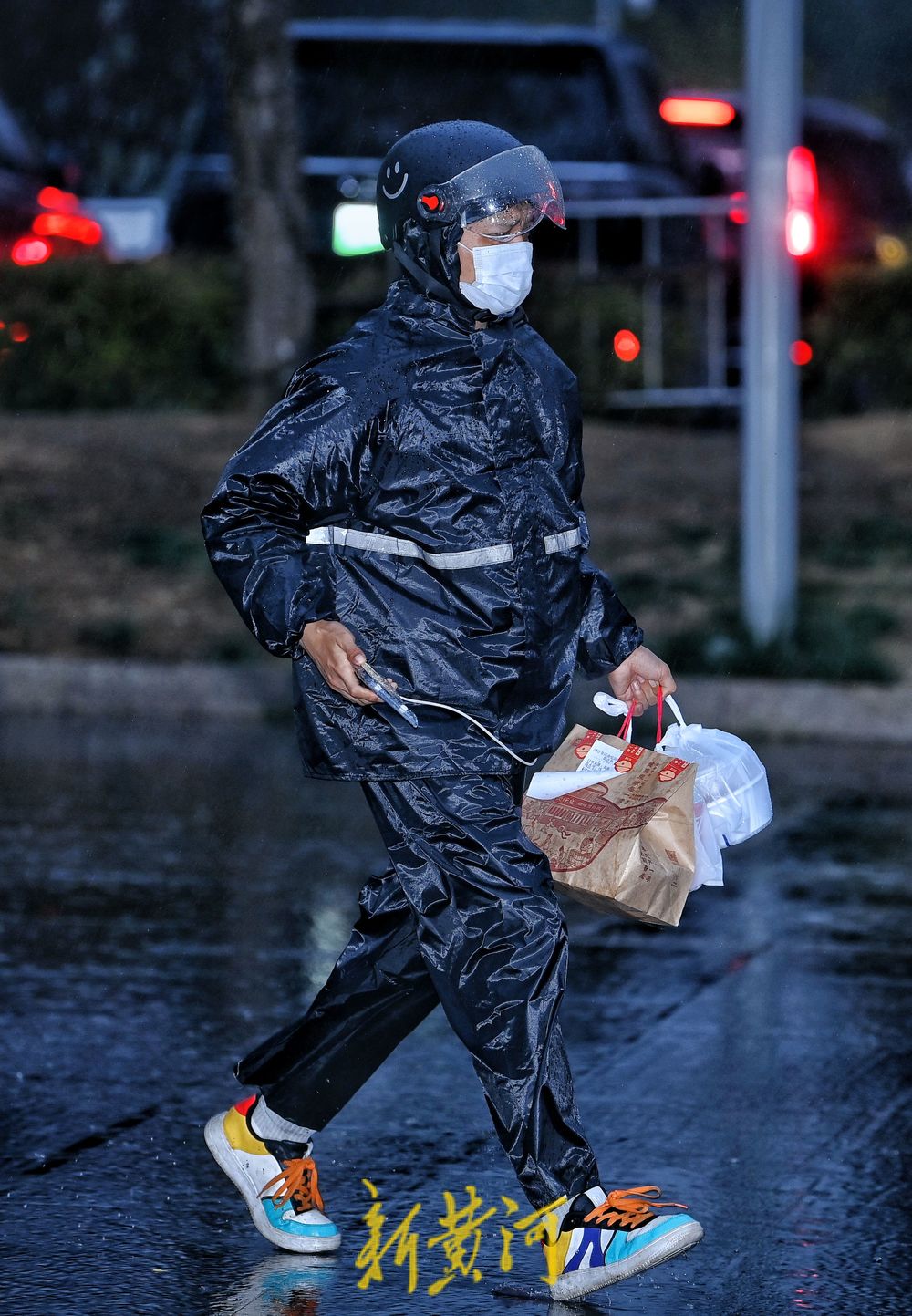 泉城晚高峰迎降雨 外卖小哥街头奔跑送餐不停歇