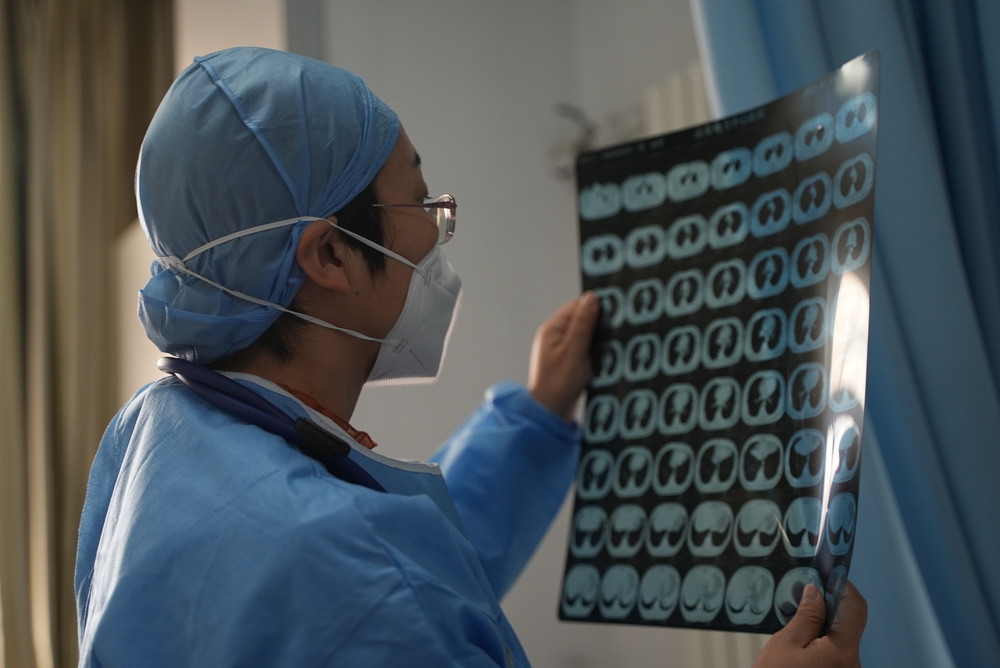 敢打“苦仗硬仗”，全力保障重症患者救治——部分驻济医院一线救治纪实