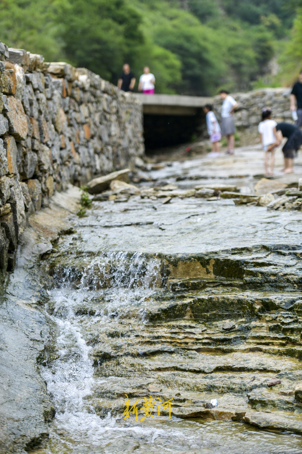 清泉石上流！雨后佛峪沟成戏水觅清凉的好去处