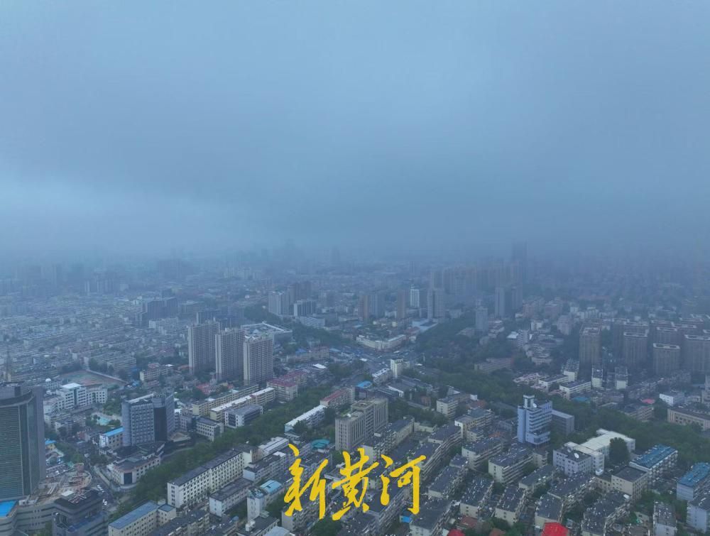 氤氲大雾漫泉城 老城古韵邂逅雾中高楼