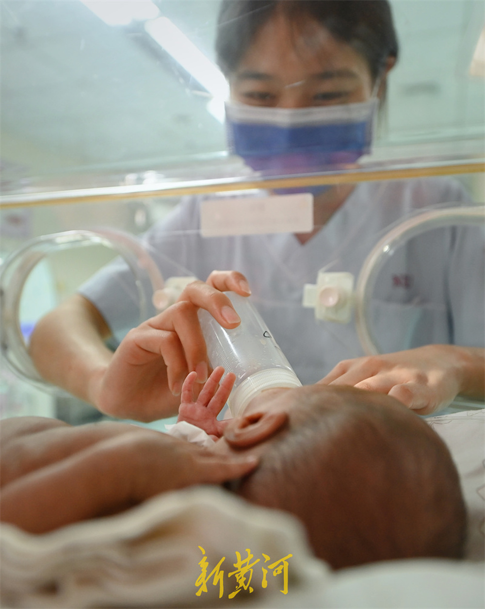 跨年夜，新生儿重症监护室护佑“新生”