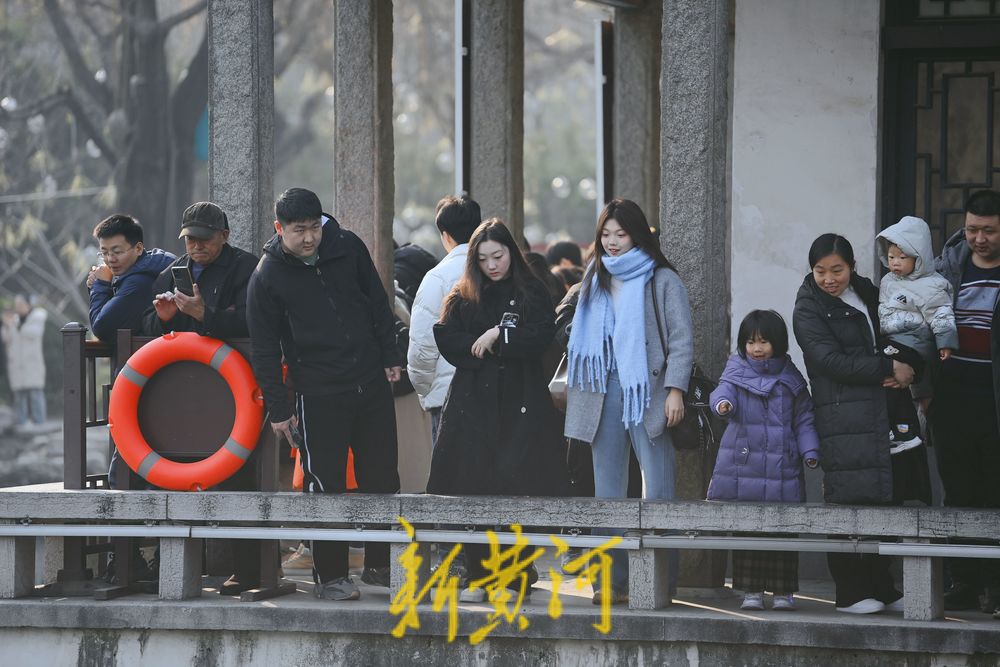 腊月暖如春，济南五龙潭游人如织欢乐多 