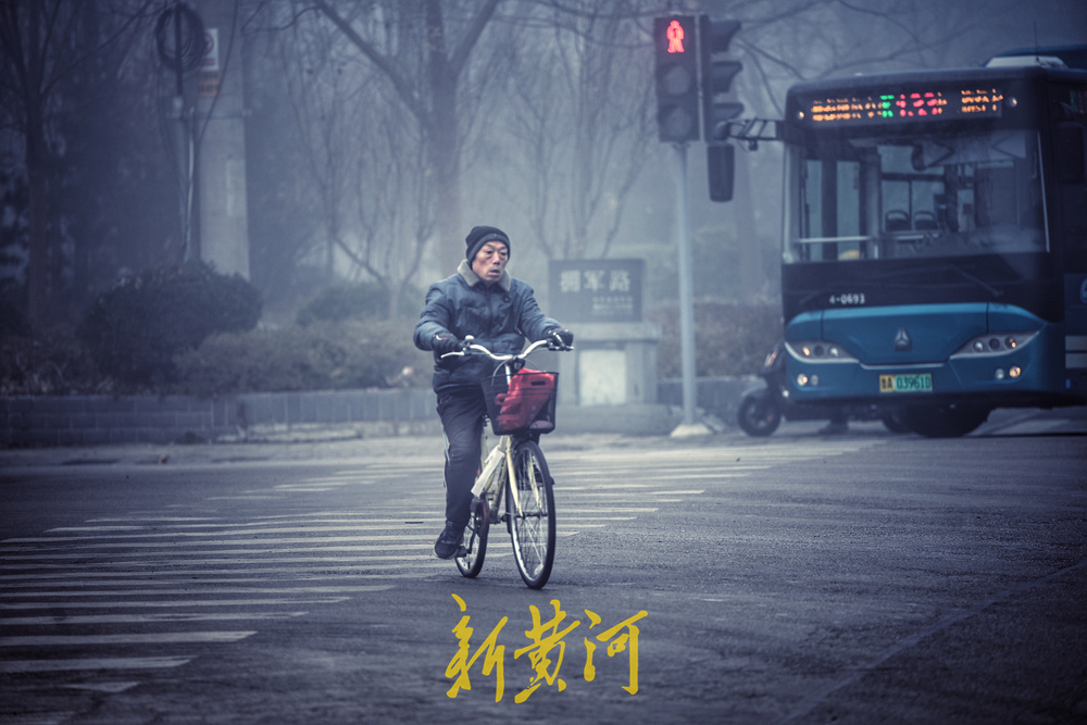 济南今晨大雾锁城 半晌浓雾渐散城市重现真容