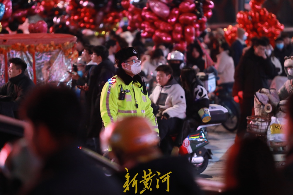 跨年夜里的“守夜人”，济南交警深夜坚守岗位