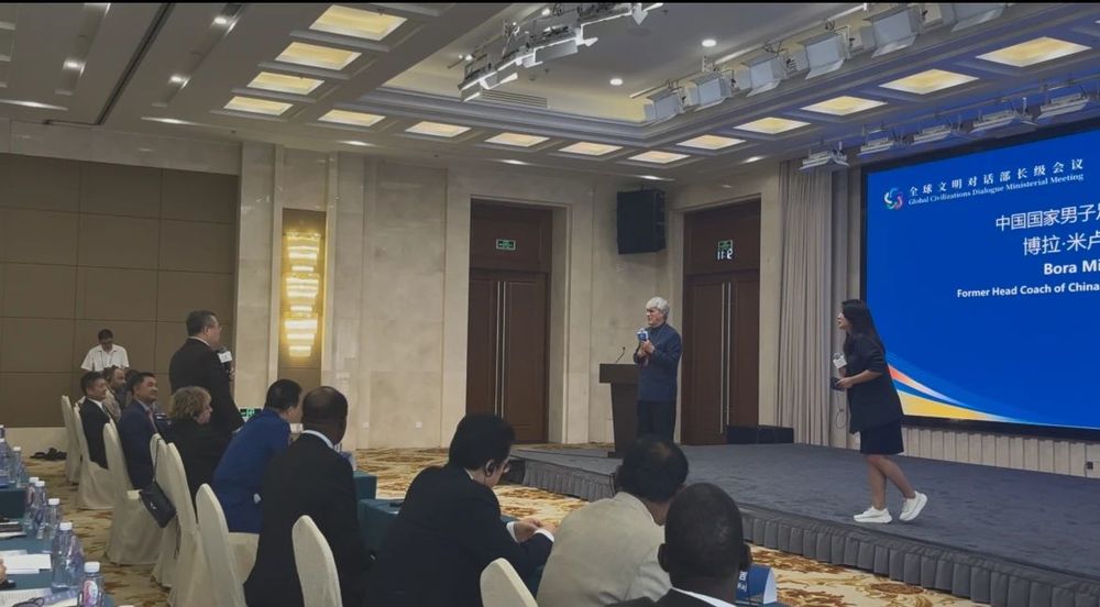 中联部部长刘建超拿起话筒向米卢提问：如果让你再执教中国男足……
