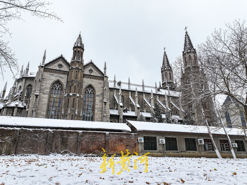 雪后的济南洪家楼教堂似童话世界里的冰雪城堡